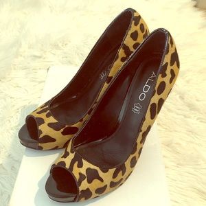 Like new peep toe pump, leopard